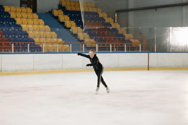 ice skating — photo