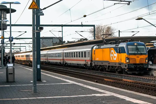 train — photo